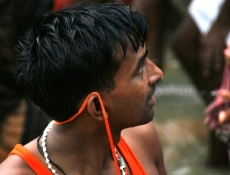 Hombre de naranja en Varanasi