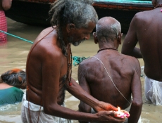 Hombre con vela en Varanasi
