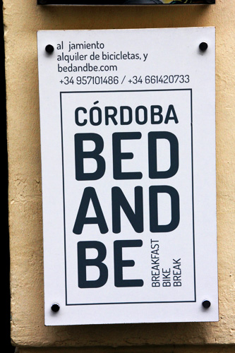 Cartel a la entrada de Córdoba Bed and Be