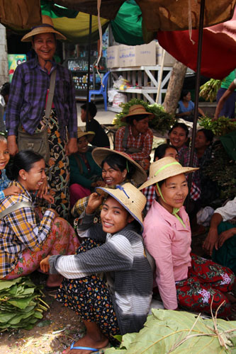 Mujeres en el mercado de las flores de Mandalay