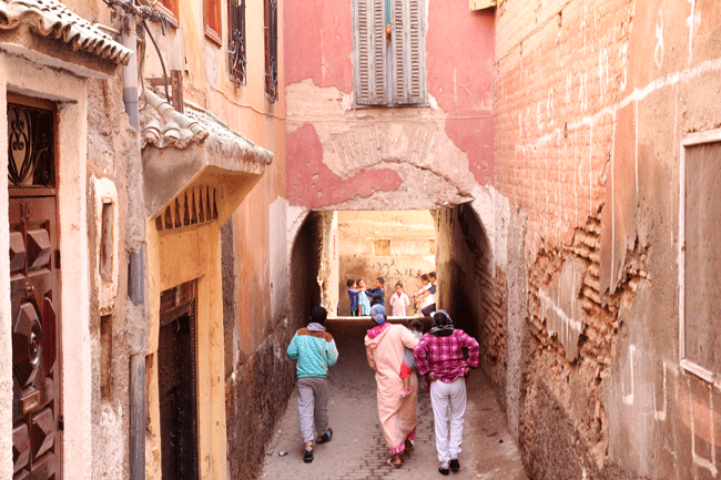Descubriendo las estrechas callejuelas y la vida en la Mellah, el barrio judío de Marrakech. 
