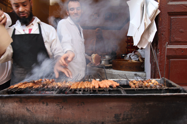 La gastronomía es algo de lo que disfrutar sin cesar en Marrakech. Puesto de pinchitos en las calles de la medina. 