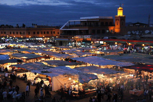 El rincón más clásico de todos los que existen en la ciudad marroquí: la Plaza Djemaa el Fna y sus puestos de comida. 
