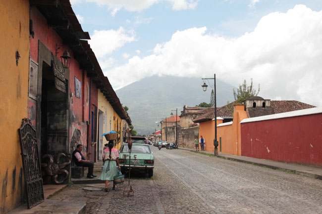 calle-antigua-dos-guatemala-mipaseoporelmundo