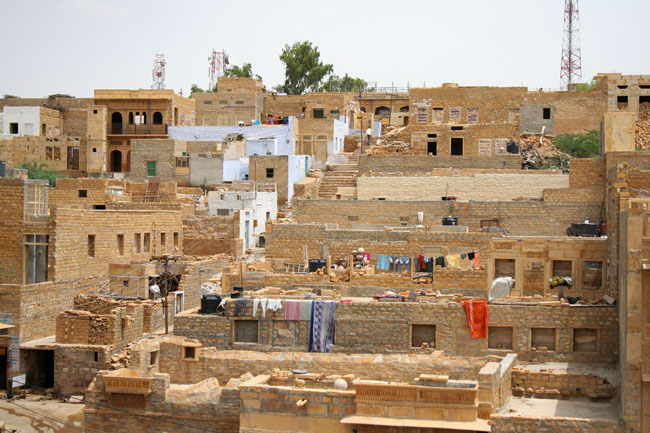 Los tonos amarillentos del desierto invaden los de la ciudad de Jaisalmer
