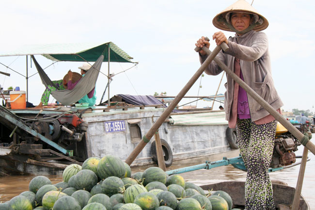 Mercado flotante en el delta del Mekong, Vietnam