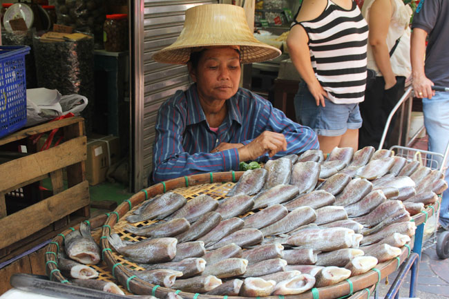 puesto-pescado-yaowarat-bangkok-tailandia-mipasoeporelmundo