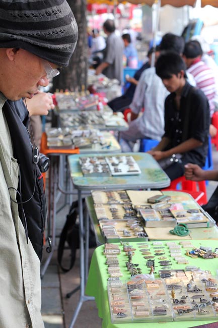 hombre-mercado-amuletos-bangkok-tailandia-mipaseoporelmundo