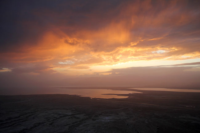 Amanecer sobre el mar Muerto desde  la fortaleza de Masada. 