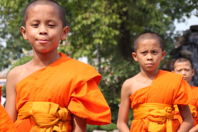 monjes-niños-wat-pho-bangkok-tailandia-mipaseoporelmundo