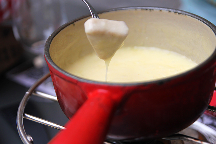 fondue-swiss-chuchi-restaurante-zurich-suiza-mipaseoporelmundo