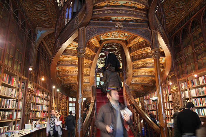 Escaleras de la antigua librería Lello