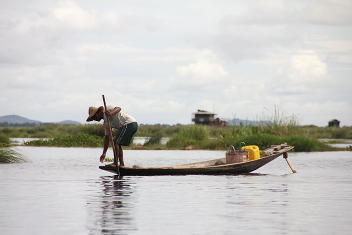 pescador-barca-lago-inle-myanmar-mipaseoporelmundo