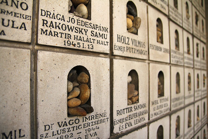 Los judíos no utilizan ningún elemento vivo para honrar a sus fallecidos. Las piedras son sus flores. 