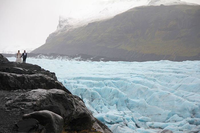 novios-boda-glaciar-svinafellsjokull-islandia-roadtrip-mipaseoporelmundo