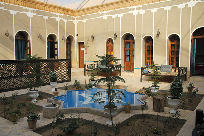 Patio interior del Hotel Friendly House de Yazd. 
