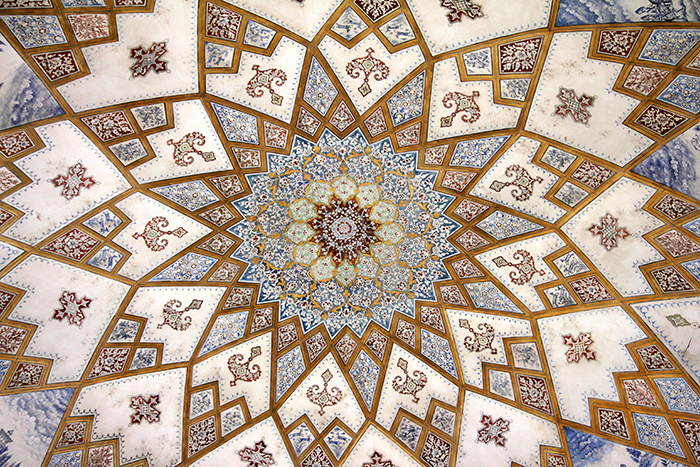 mosaicos-techo-mezquita-iran-mipaseoporelmundo