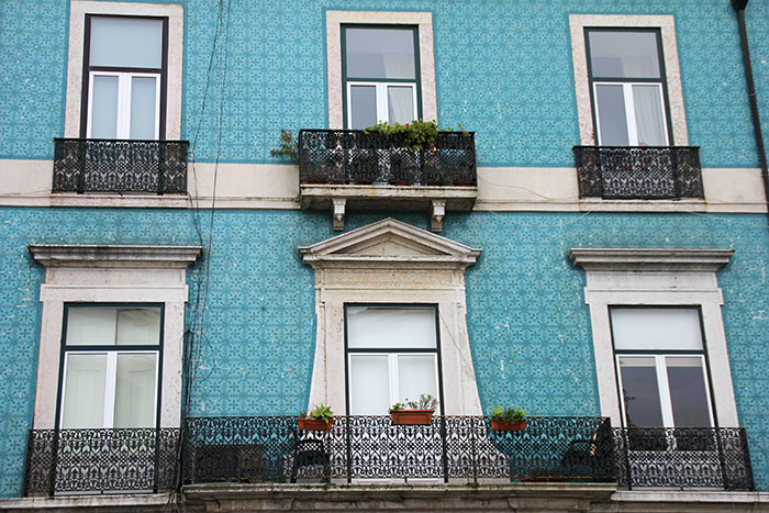 fachada-azulejos-turquesa-lisboa-portugal-mipaseoporelmundo