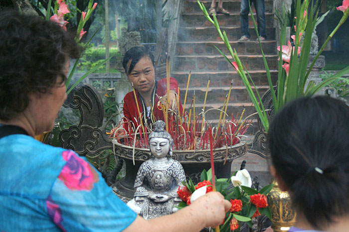 incienso-pagoda-un-pilar-hanoi-vietnam-mipaseoporelmundo