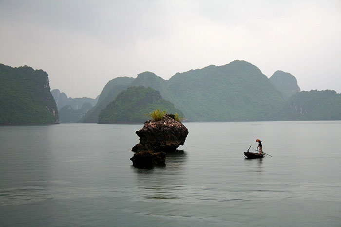pescador-bahia-halong-vietnam-mipaseoporelmundo