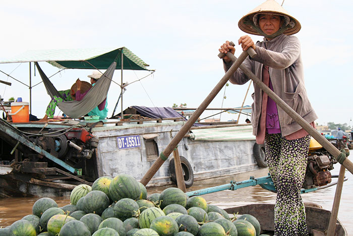 vendedora-mercado-flotante-mekong-delta-vietnam-mipaseoporelmundo