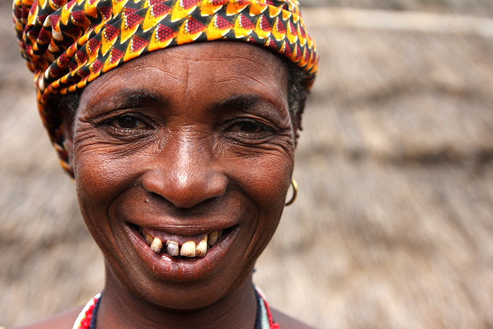 Mujer del poblado Iwol, en País Bassari. Le hacía muchísima ilusión que le hiciera una foto con mi cámara. 