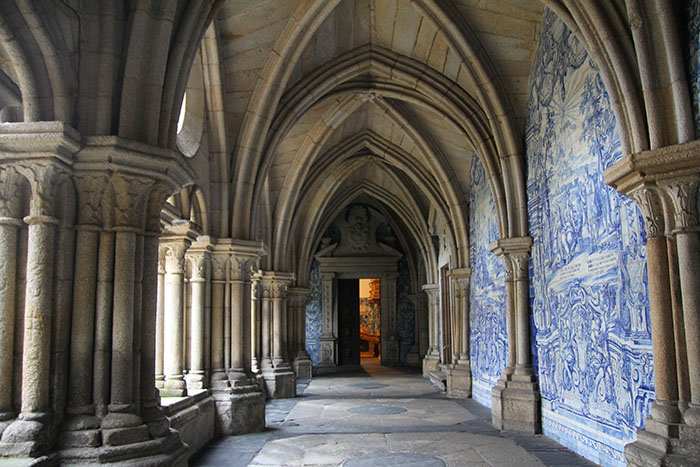 azulejos-claustro-catedral-oporto-portugal-mipaseoporelmundo