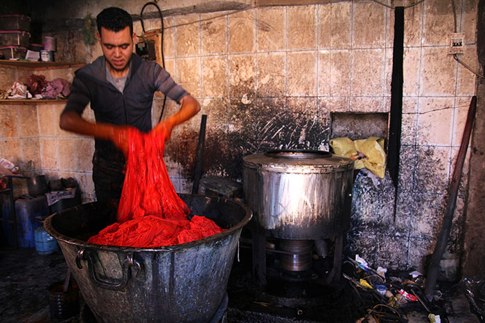 trabajador-tintorero-medina-marrakech-marruecos-mipaseoporelmundo