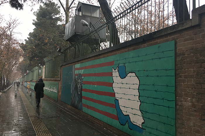 mural-embajada-estados-unidos-teheran-iran-mipaseoporelmundo