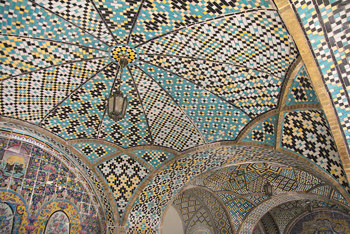 techo-decorado-palacio-golestan-teheran-iran-mipaseopoelmundo